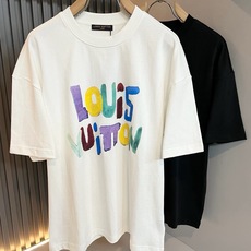LouisVuitt*路易*登 2026春夏全新系列单品上线,非常时髦前卫的一款男女同款短袖T恤,标识logo图案印花修 LouisVuitt*路易*登 2026春夏全新系列单品上线,非常时髦前卫的一款男女同款短袖T恤,标识logo图案印花修
