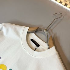 LouisVuitt*路易*登 2026春夏全新系列单品上线,非常时髦前卫的一款男女同款短袖T恤,标识logo图案印花修 LouisVuitt*路易*登 2026春夏全新系列单品上线,非常时髦前卫的一款男女同款短袖T恤,标识logo图案印花修