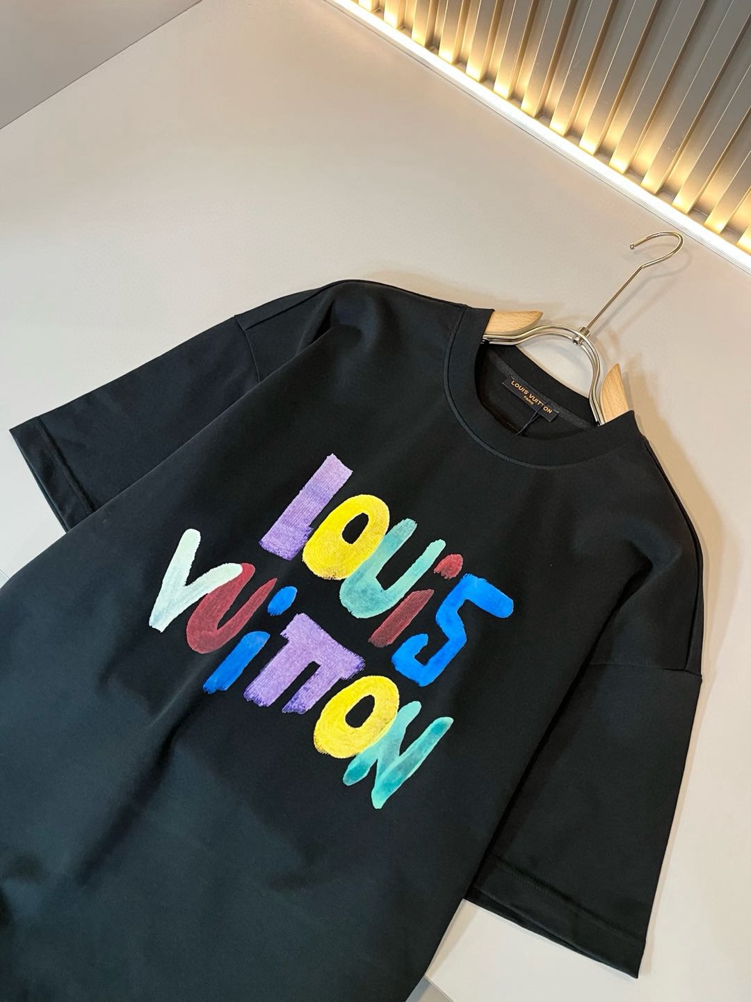 LouisVuitt*路易*登 2026春夏全新系列单品上线，非常时髦前卫的一款男女同款短袖T恤，标识logo图案印花修