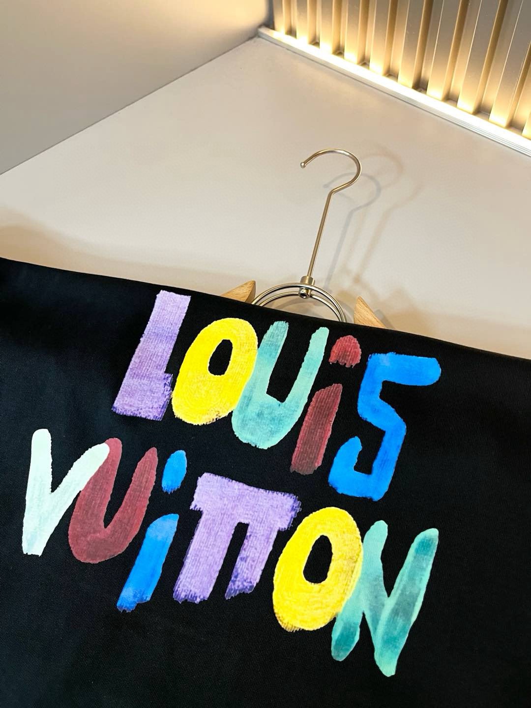 LouisVuitt*路易*登 2026春夏全新系列单品上线，非常时髦前卫的一款男女同款短袖T恤，标识logo图案印花修