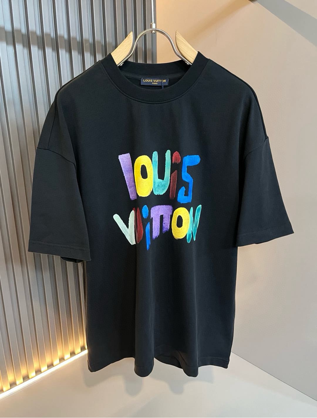 LouisVuitt*路易*登 2026春夏全新系列单品上线，非常时髦前卫的一款男女同款短袖T恤，标识logo图案印花修