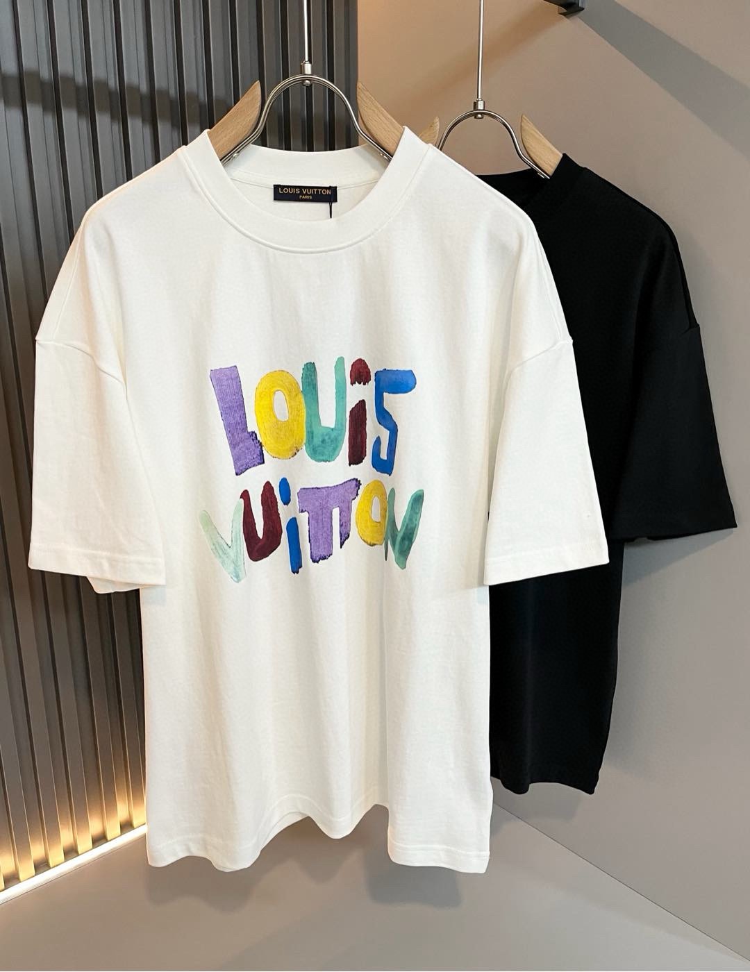 LouisVuitt*路易*登 2026春夏全新系列单品上线，非常时髦前卫的一款男女同款短袖T恤，标识logo图案印花修