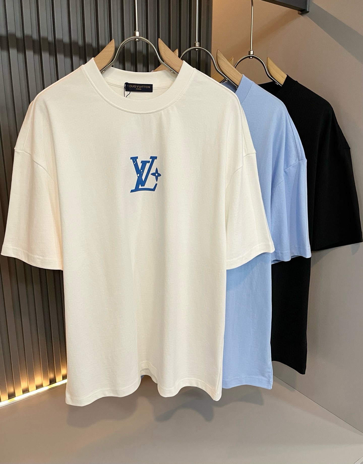 LouisVuitt*路易*登 2026春夏全新系列单品上线，非常时髦前卫的一款男女同款短袖T恤，标识logo图案印花修