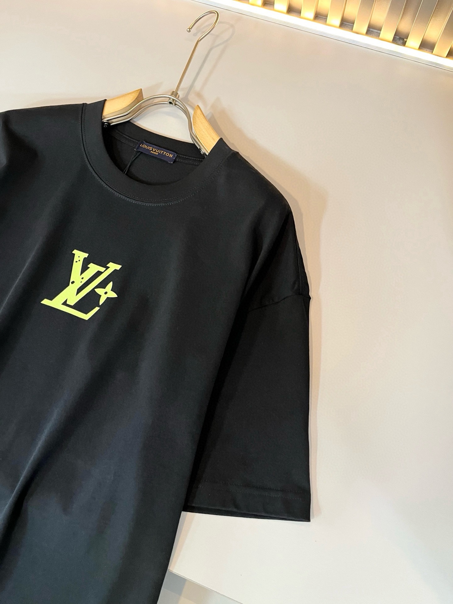 LouisVuitt*路易*登 2026春夏全新系列单品上线，非常时髦前卫的一款男女同款短袖T恤，标识logo图案印花修