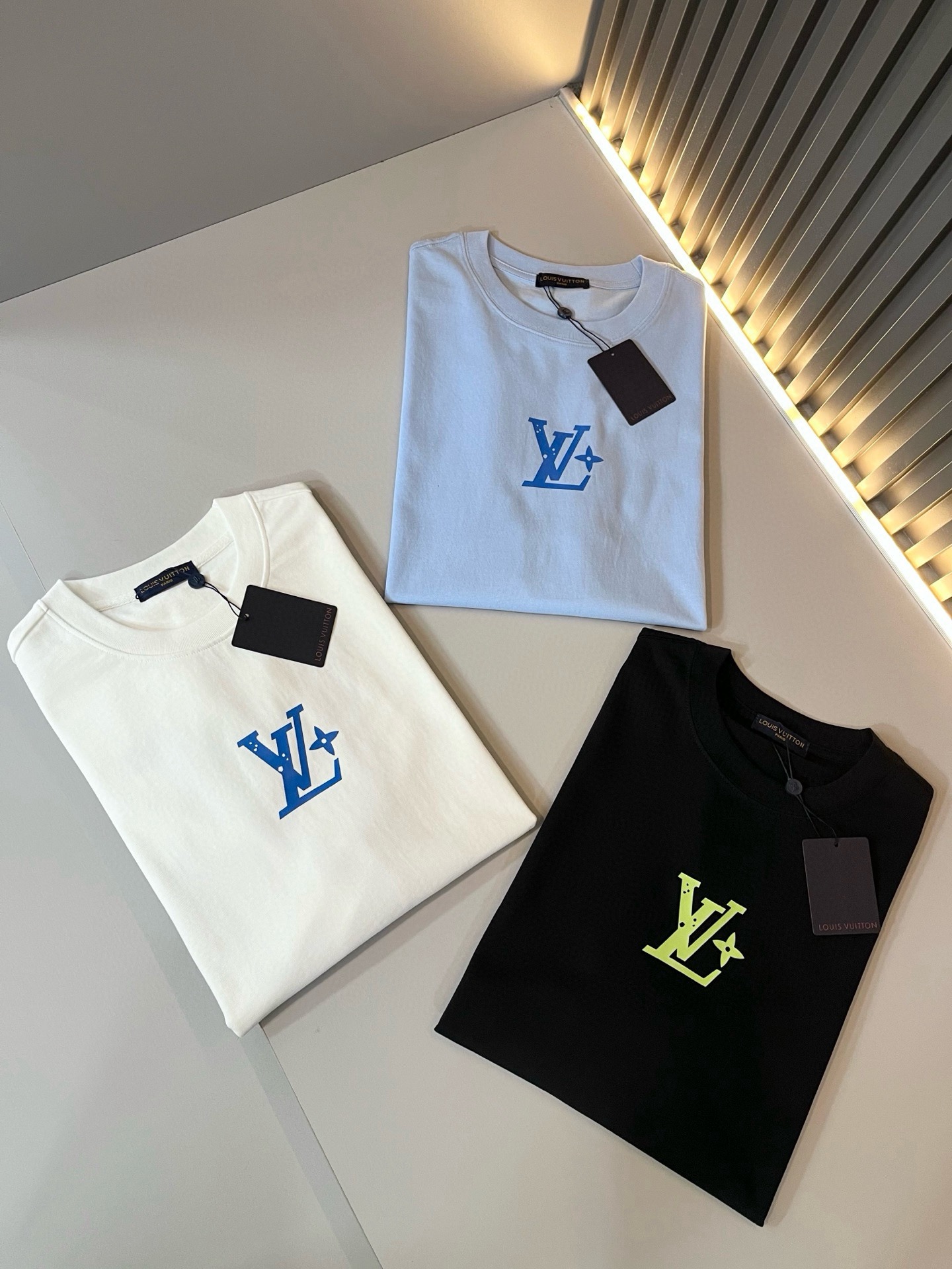 LouisVuitt*路易*登 2026春夏全新系列单品上线，非常时髦前卫的一款男女同款短袖T恤，标识logo图案印花修