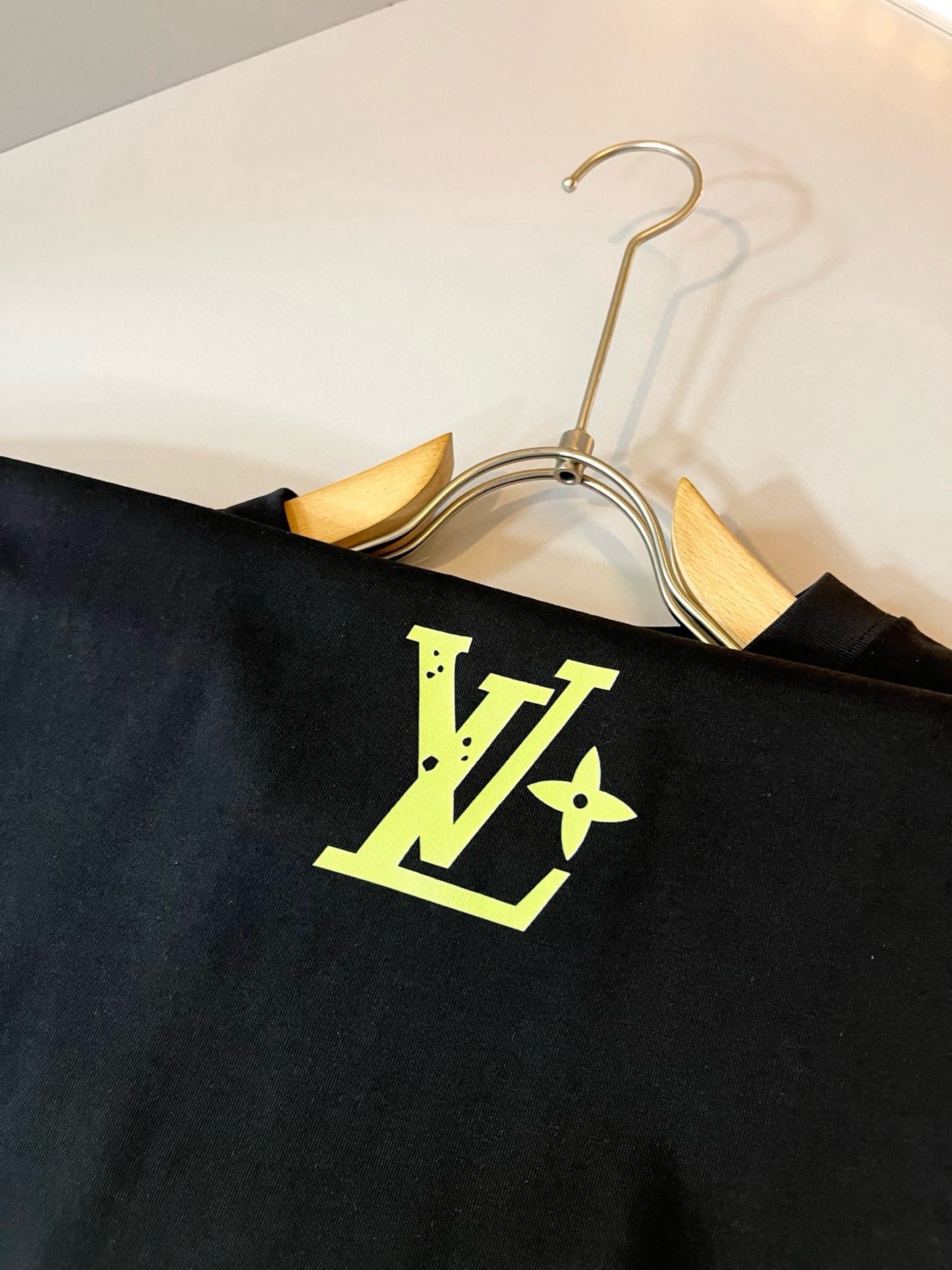LouisVuitt*路易*登 2026春夏全新系列单品上线，非常时髦前卫的一款男女同款短袖T恤，标识logo图案印花修