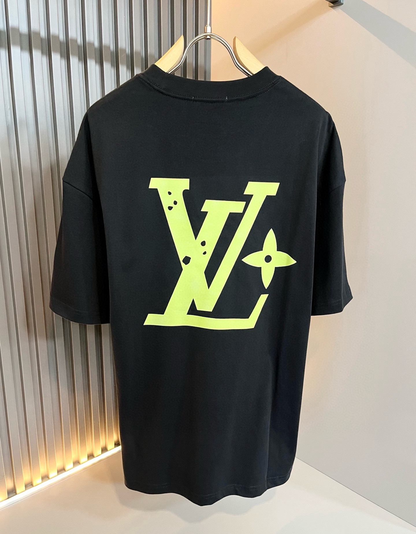 LouisVuitt*路易*登 2026春夏全新系列单品上线，非常时髦前卫的一款男女同款短袖T恤，标识logo图案印花修