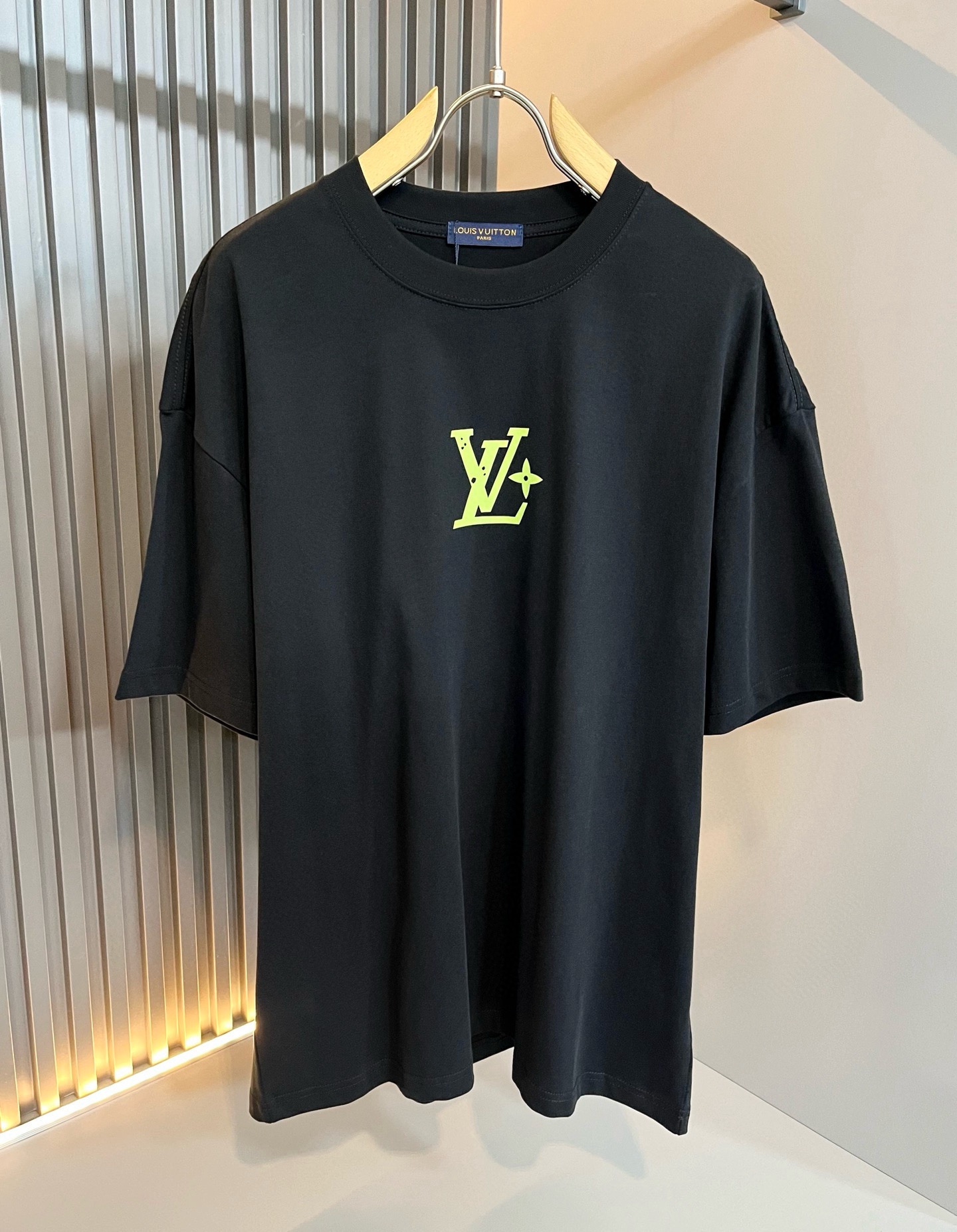 LouisVuitt*路易*登 2026春夏全新系列单品上线，非常时髦前卫的一款男女同款短袖T恤，标识logo图案印花修