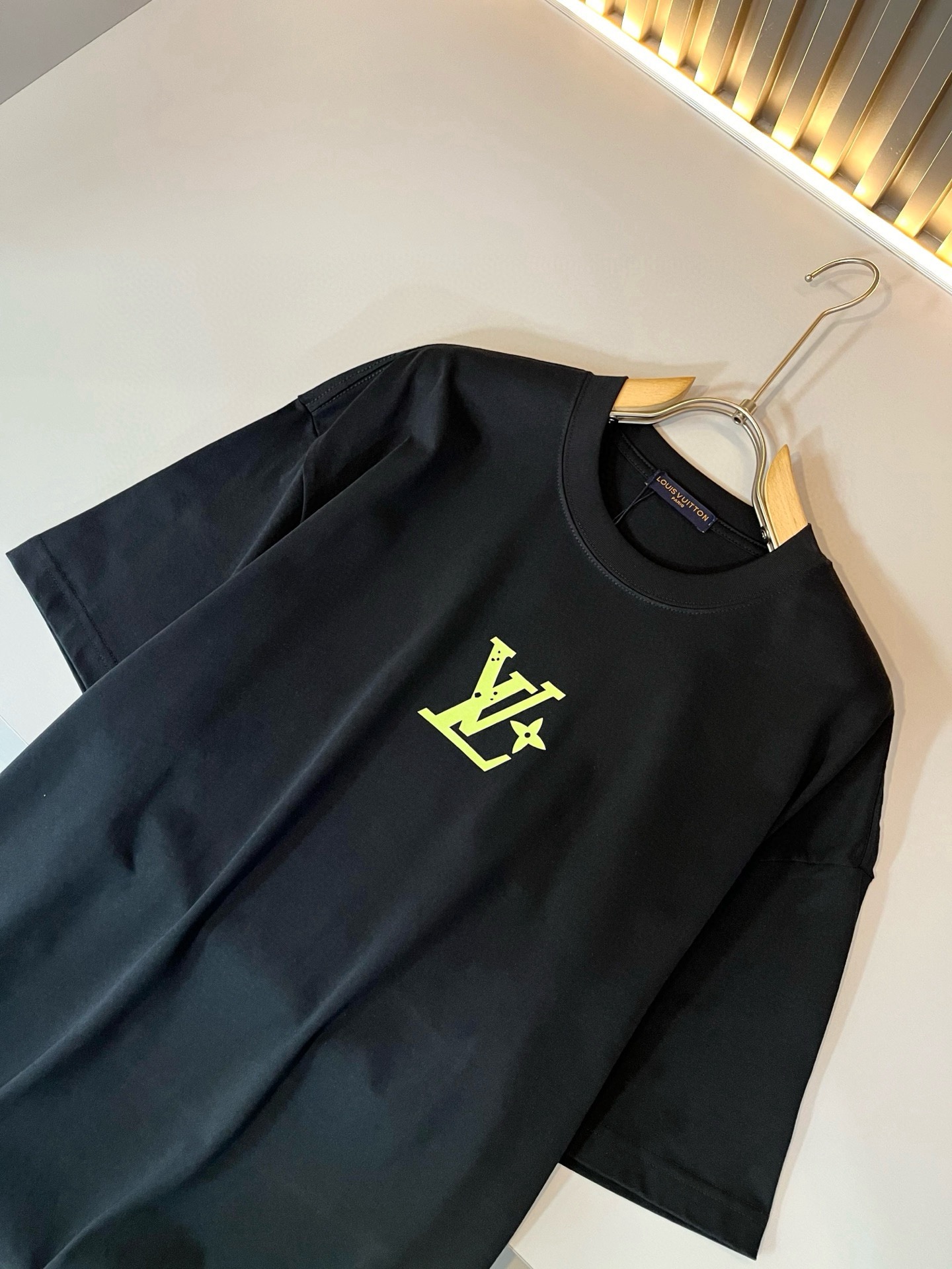 LouisVuitt*路易*登 2026春夏全新系列单品上线，非常时髦前卫的一款男女同款短袖T恤，标识logo图案印花修