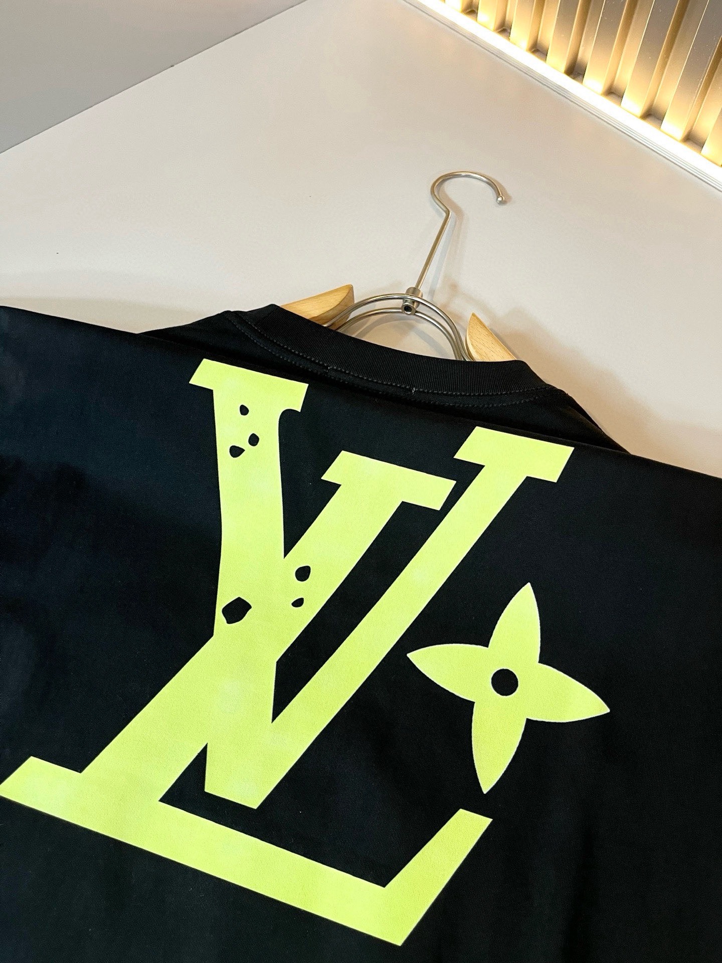 LouisVuitt*路易*登 2026春夏全新系列单品上线，非常时髦前卫的一款男女同款短袖T恤，标识logo图案印花修