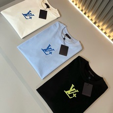 LouisVuitt*路易*登 2026春夏全新系列单品上线,非常时髦前卫的一款男女同款短袖T恤,标识logo图案印花修 LouisVuitt*路易*登 2026春夏全新系列单品上线,非常时髦前卫的一款男女同款短袖T恤,标识logo图案印花修