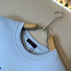 LouisVuitt*路易*登 2026春夏全新系列单品上线,非常时髦前卫的一款男女同款短袖T恤,标识logo图案印花修 LouisVuitt*路易*登 2026春夏全新系列单品上线,非常时髦前卫的一款男女同款短袖T恤,标识logo图案印花修