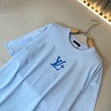 LouisVuitt*路易*登 2026春夏全新系列单品上线,非常时髦前卫的一款男女同款短袖T恤,标识logo图案印花修 LouisVuitt*路易*登 2026春夏全新系列单品上线,非常时髦前卫的一款男女同款短袖T恤,标识logo图案印花修