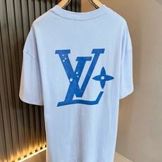 LouisVuitt*路易*登 2026春夏全新系列单品上线,非常时髦前卫的一款男女同款短袖T恤,标识logo图案印花修 LouisVuitt*路易*登 2026春夏全新系列单品上线,非常时髦前卫的一款男女同款短袖T恤,标识logo图案印花修