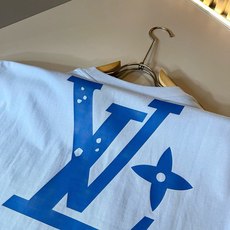 LouisVuitt*路易*登 2026春夏全新系列单品上线,非常时髦前卫的一款男女同款短袖T恤,标识logo图案印花修 LouisVuitt*路易*登 2026春夏全新系列单品上线,非常时髦前卫的一款男女同款短袖T恤,标识logo图案印花修