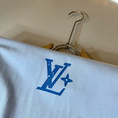LouisVuitt*路易*登 2026春夏全新系列单品上线,非常时髦前卫的一款男女同款短袖T恤,标识logo图案印花修 LouisVuitt*路易*登 2026春夏全新系列单品上线,非常时髦前卫的一款男女同款短袖T恤,标识logo图案印花修