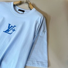 LouisVuitt*路易*登 2026春夏全新系列单品上线,非常时髦前卫的一款男女同款短袖T恤,标识logo图案印花修 LouisVuitt*路易*登 2026春夏全新系列单品上线,非常时髦前卫的一款男女同款短袖T恤,标识logo图案印花修