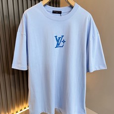 LouisVuitt*路易*登 2026春夏全新系列单品上线,非常时髦前卫的一款男女同款短袖T恤,标识logo图案印花修 LouisVuitt*路易*登 2026春夏全新系列单品上线,非常时髦前卫的一款男女同款短袖T恤,标识logo图案印花修