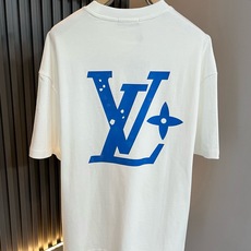 LouisVuitt*路易*登 2026春夏全新系列单品上线,非常时髦前卫的一款男女同款短袖T恤,标识logo图案印花修 LouisVuitt*路易*登 2026春夏全新系列单品上线,非常时髦前卫的一款男女同款短袖T恤,标识logo图案印花修