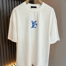 LouisVuitt*路易*登 2026春夏全新系列单品上线,非常时髦前卫的一款男女同款短袖T恤,标识logo图案印花修 LouisVuitt*路易*登 2026春夏全新系列单品上线,非常时髦前卫的一款男女同款短袖T恤,标识logo图案印花修