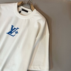 LouisVuitt*路易*登 2026春夏全新系列单品上线,非常时髦前卫的一款男女同款短袖T恤,标识logo图案印花修 LouisVuitt*路易*登 2026春夏全新系列单品上线,非常时髦前卫的一款男女同款短袖T恤,标识logo图案印花修