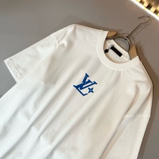 LouisVuitt*路易*登 2026春夏全新系列单品上线,非常时髦前卫的一款男女同款短袖T恤,标识logo图案印花修 LouisVuitt*路易*登 2026春夏全新系列单品上线,非常时髦前卫的一款男女同款短袖T恤,标识logo图案印花修