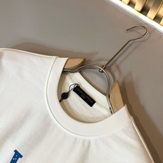 LouisVuitt*路易*登 2026春夏全新系列单品上线,非常时髦前卫的一款男女同款短袖T恤,标识logo图案印花修 LouisVuitt*路易*登 2026春夏全新系列单品上线,非常时髦前卫的一款男女同款短袖T恤,标识logo图案印花修