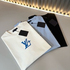 LouisVuitt*路易*登 2026春夏全新系列单品上线,非常时髦前卫的一款男女同款短袖T恤,标识logo图案印花修 LouisVuitt*路易*登 2026春夏全新系列单品上线,非常时髦前卫的一款男女同款短袖T恤,标识logo图案印花修