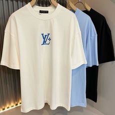 LouisVuitt*路易*登 2026春夏全新系列单品上线,非常时髦前卫的一款男女同款短袖T恤,标识logo图案印花修 LouisVuitt*路易*登 2026春夏全新系列单品上线,非常时髦前卫的一款男女同款短袖T恤,标识logo图案印花修