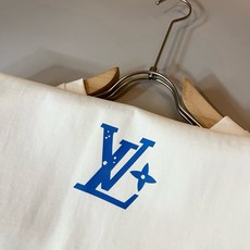 LouisVuitt*路易*登 2026春夏全新系列单品上线,非常时髦前卫的一款男女同款短袖T恤,标识logo图案印花修 LouisVuitt*路易*登 2026春夏全新系列单品上线,非常时髦前卫的一款男女同款短袖T恤,标识logo图案印花修