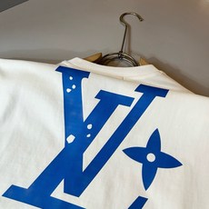 LouisVuitt*路易*登 2026春夏全新系列单品上线,非常时髦前卫的一款男女同款短袖T恤,标识logo图案印花修 LouisVuitt*路易*登 2026春夏全新系列单品上线,非常时髦前卫的一款男女同款短袖T恤,标识logo图案印花修