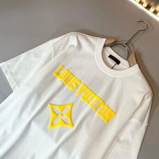 LouisVuitt*路易*登 2026春夏全新系列单品上线,非常时髦前卫的一款男女同款短袖T恤,标识logo图案印花修 LouisVuitt*路易*登 2026春夏全新系列单品上线,非常时髦前卫的一款男女同款短袖T恤,标识logo图案印花修