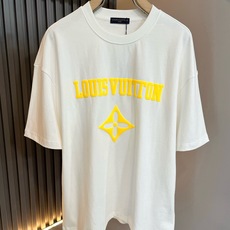 LouisVuitt*路易*登 2026春夏全新系列单品上线,非常时髦前卫的一款男女同款短袖T恤,标识logo图案印花修 LouisVuitt*路易*登 2026春夏全新系列单品上线,非常时髦前卫的一款男女同款短袖T恤,标识logo图案印花修