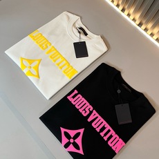 LouisVuitt*路易*登 2026春夏全新系列单品上线,非常时髦前卫的一款男女同款短袖T恤,标识logo图案印花修 LouisVuitt*路易*登 2026春夏全新系列单品上线,非常时髦前卫的一款男女同款短袖T恤,标识logo图案印花修