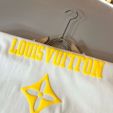 LouisVuitt*路易*登 2026春夏全新系列单品上线,非常时髦前卫的一款男女同款短袖T恤,标识logo图案印花修 LouisVuitt*路易*登 2026春夏全新系列单品上线,非常时髦前卫的一款男女同款短袖T恤,标识logo图案印花修