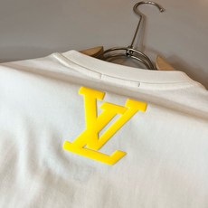 LouisVuitt*路易*登 2026春夏全新系列单品上线,非常时髦前卫的一款男女同款短袖T恤,标识logo图案印花修 LouisVuitt*路易*登 2026春夏全新系列单品上线,非常时髦前卫的一款男女同款短袖T恤,标识logo图案印花修