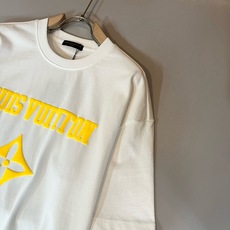 LouisVuitt*路易*登 2026春夏全新系列单品上线,非常时髦前卫的一款男女同款短袖T恤,标识logo图案印花修 LouisVuitt*路易*登 2026春夏全新系列单品上线,非常时髦前卫的一款男女同款短袖T恤,标识logo图案印花修