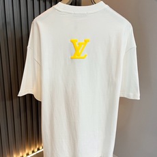 LouisVuitt*路易*登 2026春夏全新系列单品上线,非常时髦前卫的一款男女同款短袖T恤,标识logo图案印花修 LouisVuitt*路易*登 2026春夏全新系列单品上线,非常时髦前卫的一款男女同款短袖T恤,标识logo图案印花修