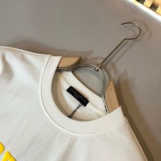 LouisVuitt*路易*登 2026春夏全新系列单品上线,非常时髦前卫的一款男女同款短袖T恤,标识logo图案印花修 LouisVuitt*路易*登 2026春夏全新系列单品上线,非常时髦前卫的一款男女同款短袖T恤,标识logo图案印花修