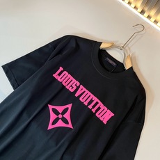 LouisVuitt*路易*登 2026春夏全新系列单品上线,非常时髦前卫的一款男女同款短袖T恤,标识logo图案印花修 LouisVuitt*路易*登 2026春夏全新系列单品上线,非常时髦前卫的一款男女同款短袖T恤,标识logo图案印花修