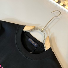 LouisVuitt*路易*登 2026春夏全新系列单品上线,非常时髦前卫的一款男女同款短袖T恤,标识logo图案印花修 LouisVuitt*路易*登 2026春夏全新系列单品上线,非常时髦前卫的一款男女同款短袖T恤,标识logo图案印花修