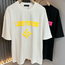 LouisVuitt*路易*登 2026春夏全新系列单品上线,非常时髦前卫的一款男女同款短袖T恤,标识logo图案印花修 LouisVuitt*路易*登 2026春夏全新系列单品上线,非常时髦前卫的一款男女同款短袖T恤,标识logo图案印花修