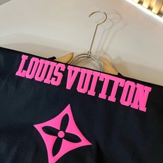 LouisVuitt*路易*登 2026春夏全新系列单品上线,非常时髦前卫的一款男女同款短袖T恤,标识logo图案印花修 LouisVuitt*路易*登 2026春夏全新系列单品上线,非常时髦前卫的一款男女同款短袖T恤,标识logo图案印花修
