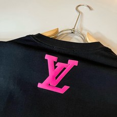 LouisVuitt*路易*登 2026春夏全新系列单品上线,非常时髦前卫的一款男女同款短袖T恤,标识logo图案印花修 LouisVuitt*路易*登 2026春夏全新系列单品上线,非常时髦前卫的一款男女同款短袖T恤,标识logo图案印花修