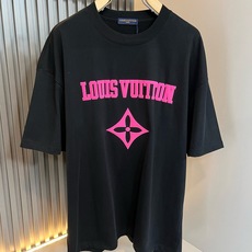 LouisVuitt*路易*登 2026春夏全新系列单品上线,非常时髦前卫的一款男女同款短袖T恤,标识logo图案印花修 LouisVuitt*路易*登 2026春夏全新系列单品上线,非常时髦前卫的一款男女同款短袖T恤,标识logo图案印花修
