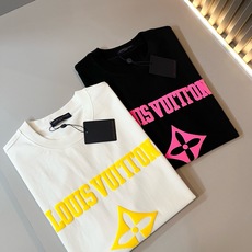 LouisVuitt*路易*登 2026春夏全新系列单品上线,非常时髦前卫的一款男女同款短袖T恤,标识logo图案印花修 LouisVuitt*路易*登 2026春夏全新系列单品上线,非常时髦前卫的一款男女同款短袖T恤,标识logo图案印花修