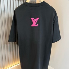 LouisVuitt*路易*登 2026春夏全新系列单品上线,非常时髦前卫的一款男女同款短袖T恤,标识logo图案印花修 LouisVuitt*路易*登 2026春夏全新系列单品上线,非常时髦前卫的一款男女同款短袖T恤,标识logo图案印花修