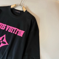 LouisVuitt*路易*登 2026春夏全新系列单品上线,非常时髦前卫的一款男女同款短袖T恤,标识logo图案印花修 LouisVuitt*路易*登 2026春夏全新系列单品上线,非常时髦前卫的一款男女同款短袖T恤,标识logo图案印花修