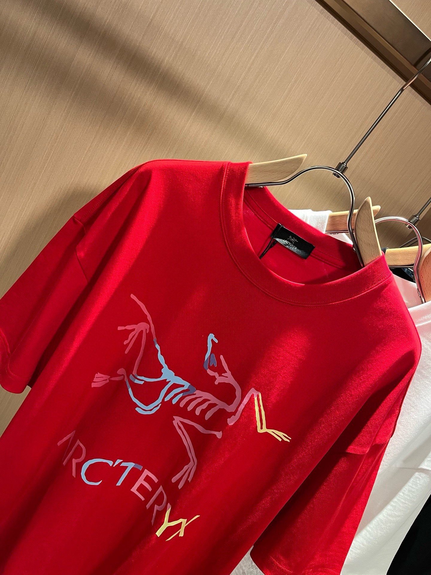 ARCTER*X始*祖鸟 2026春夏新款男女同款👫休闲短袖T恤,户外品牌可能大家第一想到的就是加拿大鹅、始祖鸟。给人一 ARCTER*X始*祖鸟 2026春夏新款男女同款👫休闲短袖T恤,户外品牌可能大家第一想到的就是加拿大鹅、始祖鸟。给人一