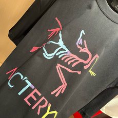 ARCTER*X始*祖鸟 2026春夏新款男女同款👫休闲短袖T恤,户外品牌可能大家第一想到的就是加拿大鹅、始祖鸟。给人一 ARCTER*X始*祖鸟 2026春夏新款男女同款👫休闲短袖T恤,户外品牌可能大家第一想到的就是加拿大鹅、始祖鸟。给人一